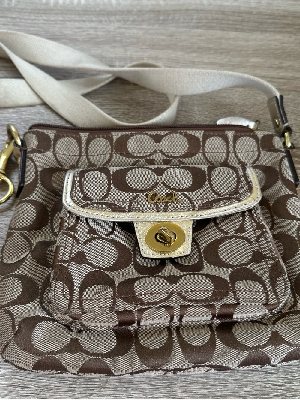 Coach Signature Penelope Turn Lock Monogram Crossbody Bag Gold stains on strap - Picture 15 of 15